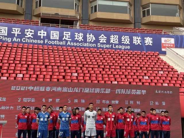 建业集团董事长胡葆森为球队授旗,来自郑州,洛阳的股东代表出席