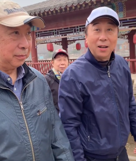 63岁冯巩罕见与兄姐同框!三人五官如复制粘贴,网友调侃似消消乐
