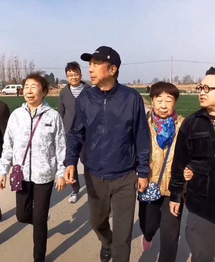 63岁冯巩罕见与兄姐同框!三人五官如复制粘贴,网友调侃似消消乐