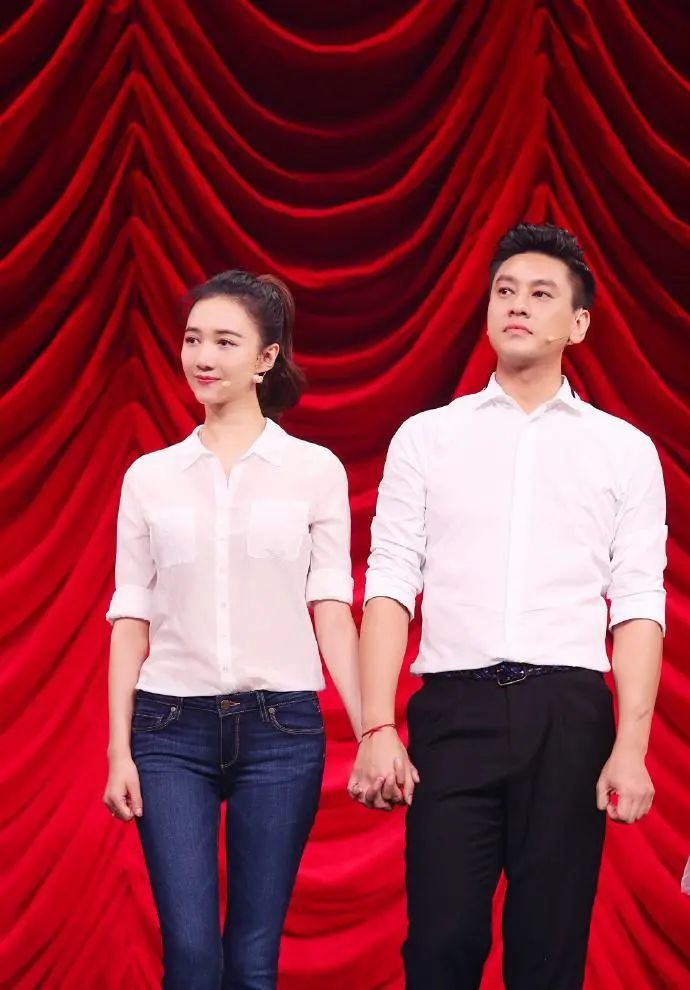 朱孝天又帅回来,穿休闲装和妻子旅游,妻子打扮时尚鼻子太有福气