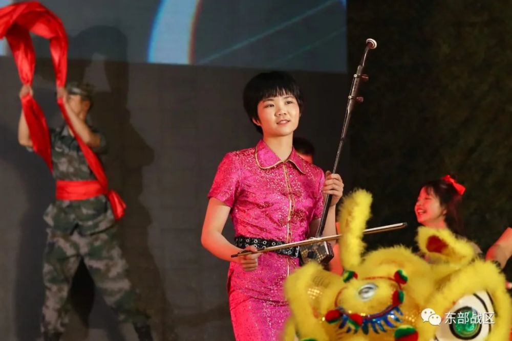 周末,两人在俱乐部里交流着二胡的曲子,谈起日后的打算,她们的想法不