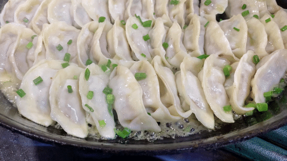 在绍兴火了7年的烤饺店悄悄开到杭州,老板长得像