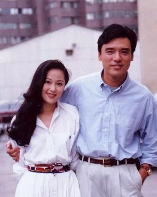当记者拿着妻子出轨的照片找到钟镇涛,他才知道原来妻子早已变了心.