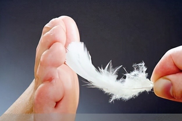 这种病的主要症状是害怕被羽毛挠痒痒