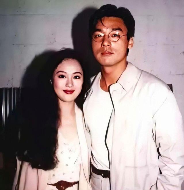 钟镇涛告白小20岁娇妻对方携继女综艺首秀关系亲密不输亲母女