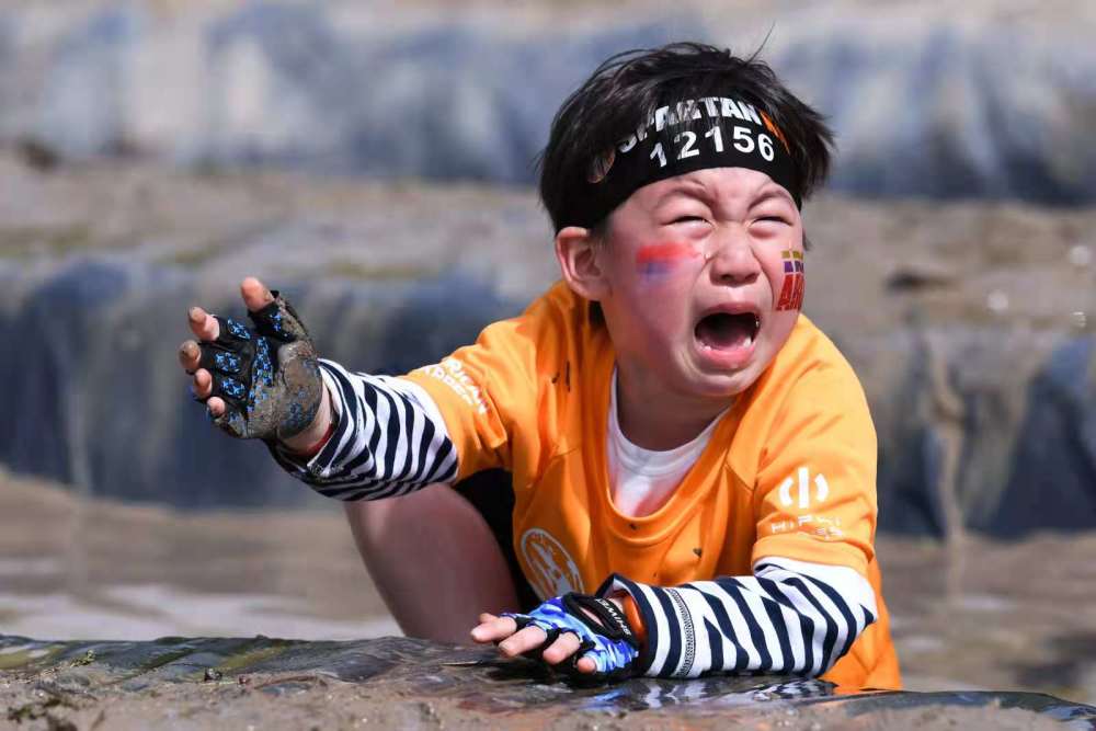 鼓起勇气越过障碍,是最好的教育更多的小勇士和他们的爸爸妈妈则把