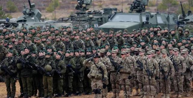 俄罗斯大军压境,拜登冷眼旁观,乌克兰四面楚歌面临最后抉择_腾讯新闻