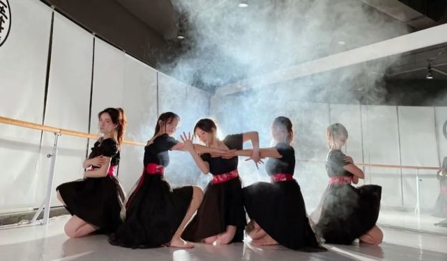 钱报人文读本朋友圈就是舞台杭州姑娘迷上女团舞真的能解压吗