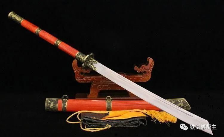 抱了祖传宝刀的杨志活脱就是卖林冲宝刀的军汉,一副落魄的样子.