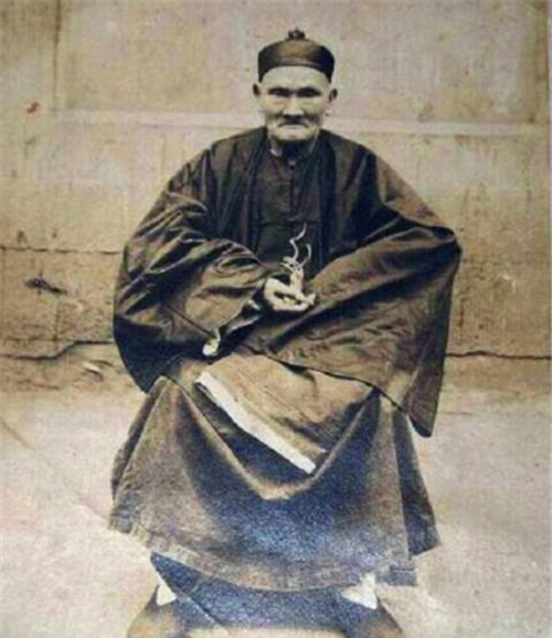 这人不是一位帝王,其名叫李清云,是一个中医药学者,也是个武术家,出生