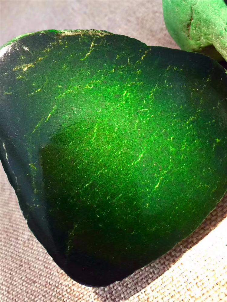 "率壳石,全绿色,满绿水干没底儿",注意干青,铁龙生的区别!