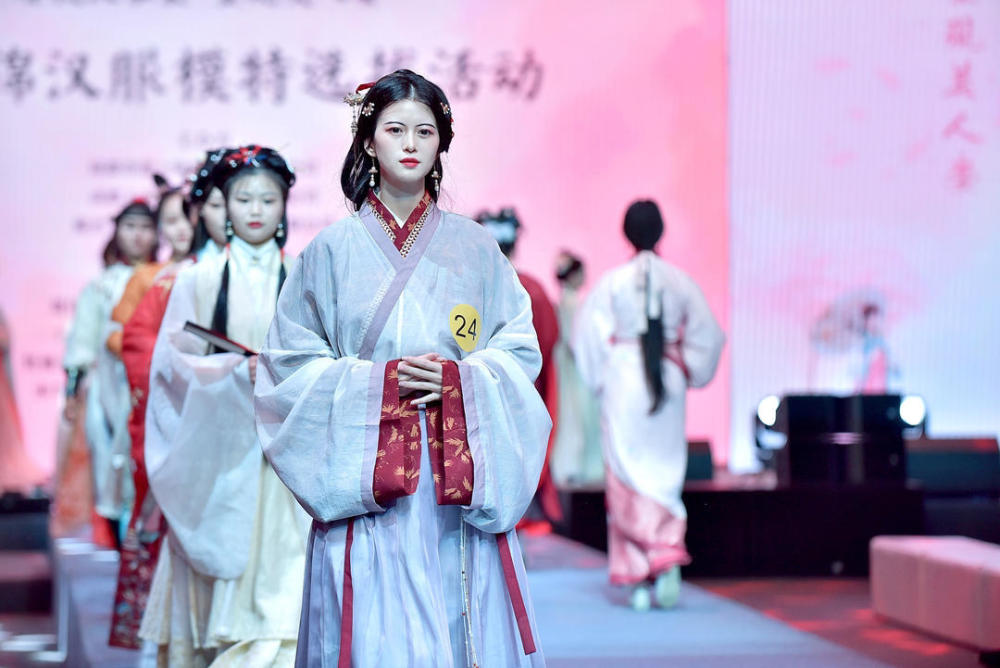 成都百名汉服模特秀场竞技演绎传统服饰之美