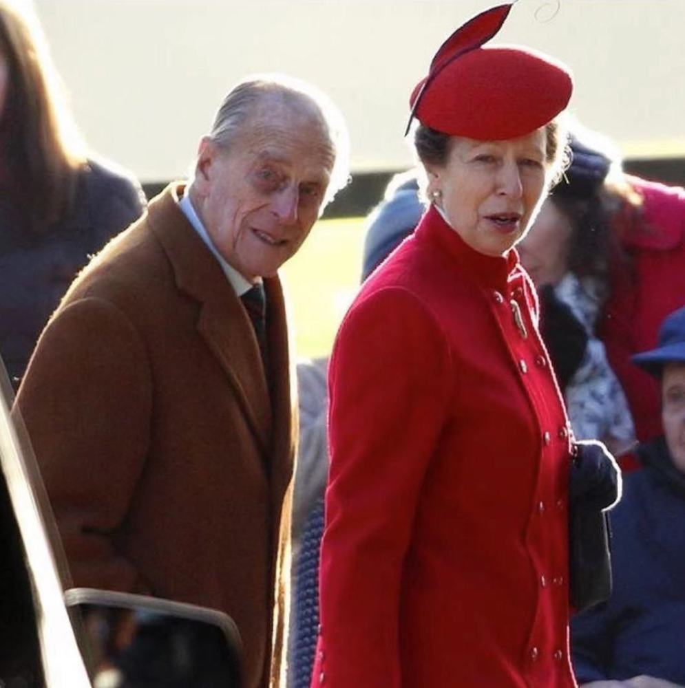 在菲利普亲王的葬礼上,与查尔斯王子并排走着的安妮长公主是超吸睛的