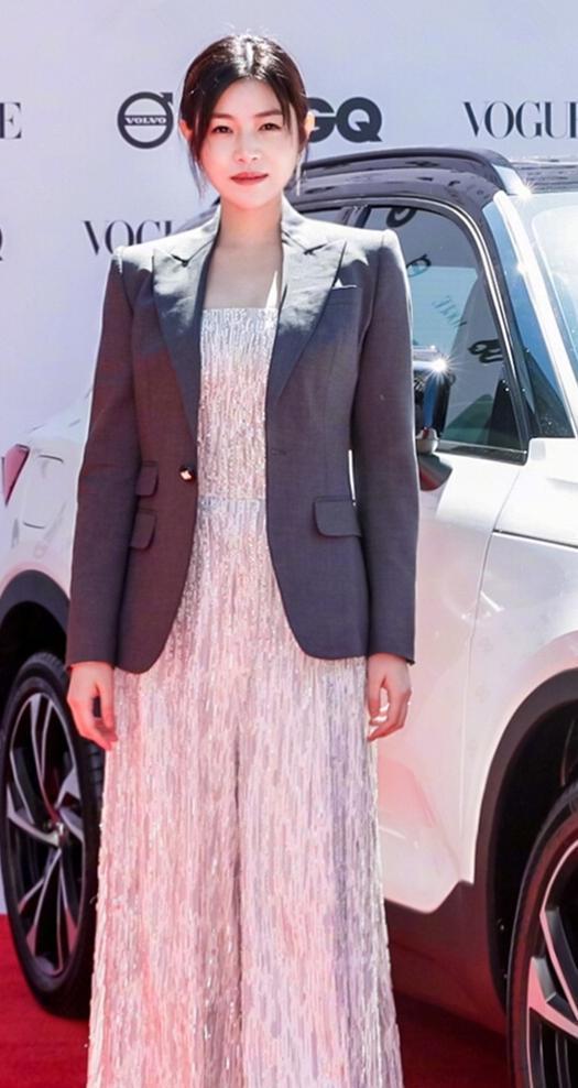 陈妍希这次惊艳一袭抹胸连体裤配西装160身高穿出170的效果