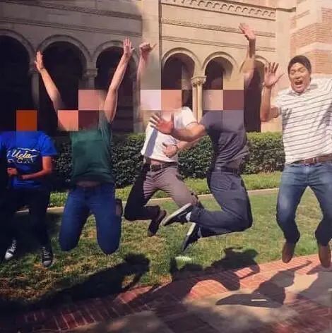 王子文男友旧照曝光,吴永恩拄拐参加毕业典礼,获异性