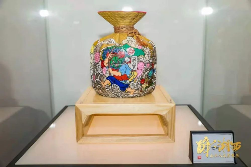 其中,黄永玉专门为酒鬼酒创作的《乡酒杯宽》更是首次亮相湖南省博物