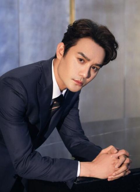 王凯拍大片演绎英伦王子秀修长双手不吝啬