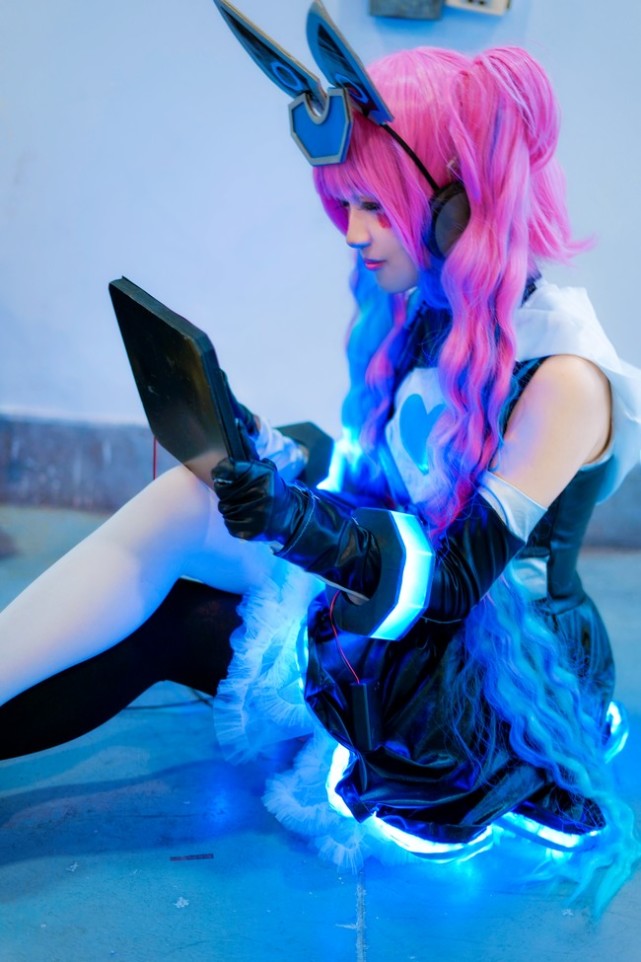 王者荣耀cos:安琪拉心灵骇客 没人来 我就抱走了