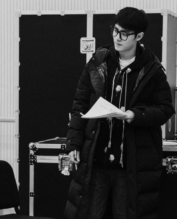 肖战首次挑战二八分发型 戴上细框眼镜气质大变 儒雅似文艺学者 女性资讯平台