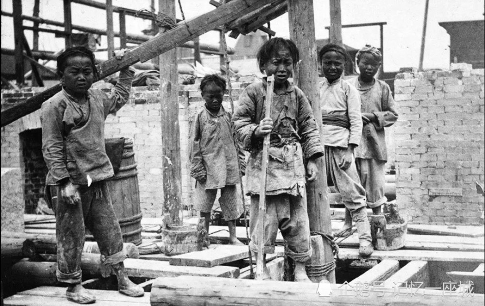 清末老照片:干建筑的童工,瘦如麻杆的清兵,打猎的爷仨饱经风霜_腾讯