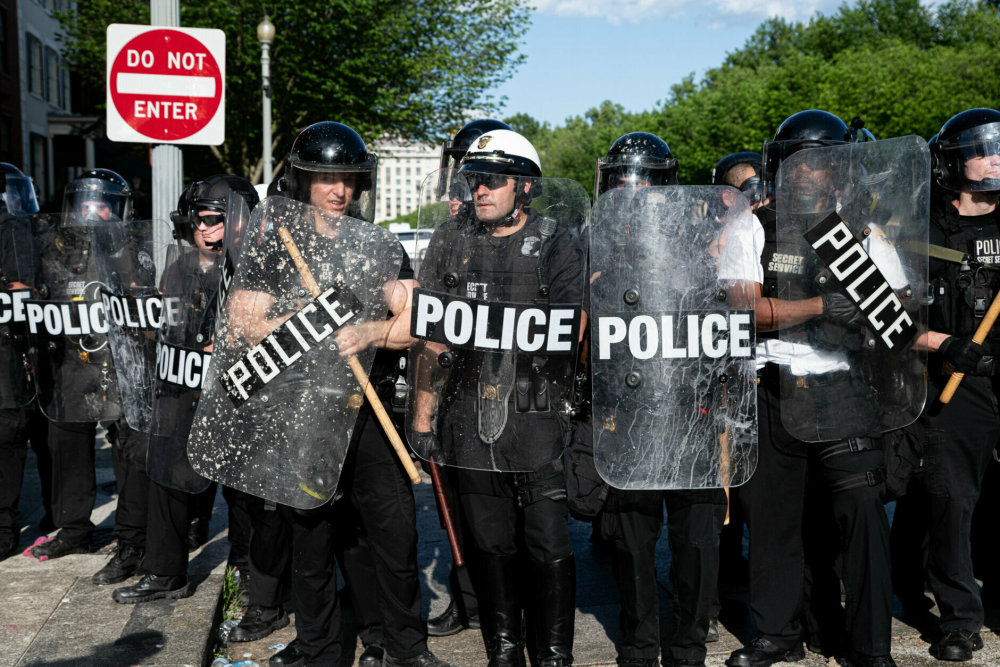 美国华盛顿唐人街爆发冲突示威者与警方撕打多人被捕