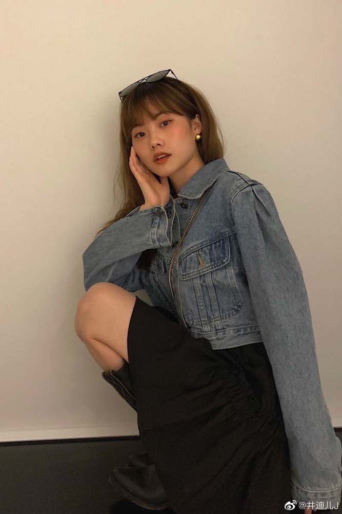 井胧的亲姐姐叫井迪儿,也是网上以唱歌比较出名的网