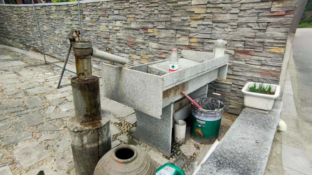 浙北乡村里,一户人家门口的压水井旁边,就是洗衣台.