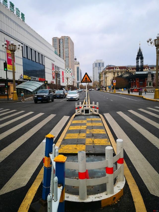 冰城路面多彩人車行路看色兒