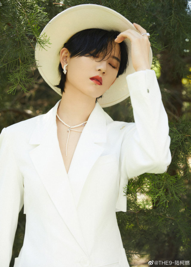陆柯燃纯白礼帽造型