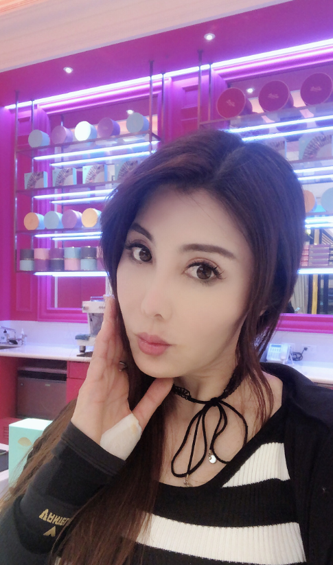 杨丽菁下半身搭配的黑色马丁靴是厚底的设计,这样的