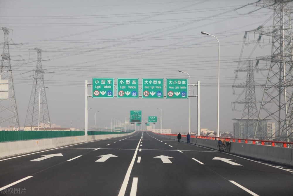 河南新修一条高速公路,途径濮阳商丘周口信阳,构成南北大通道