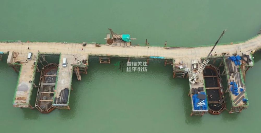 进度够快!桂平这条大桥已经立起多个桥墩了