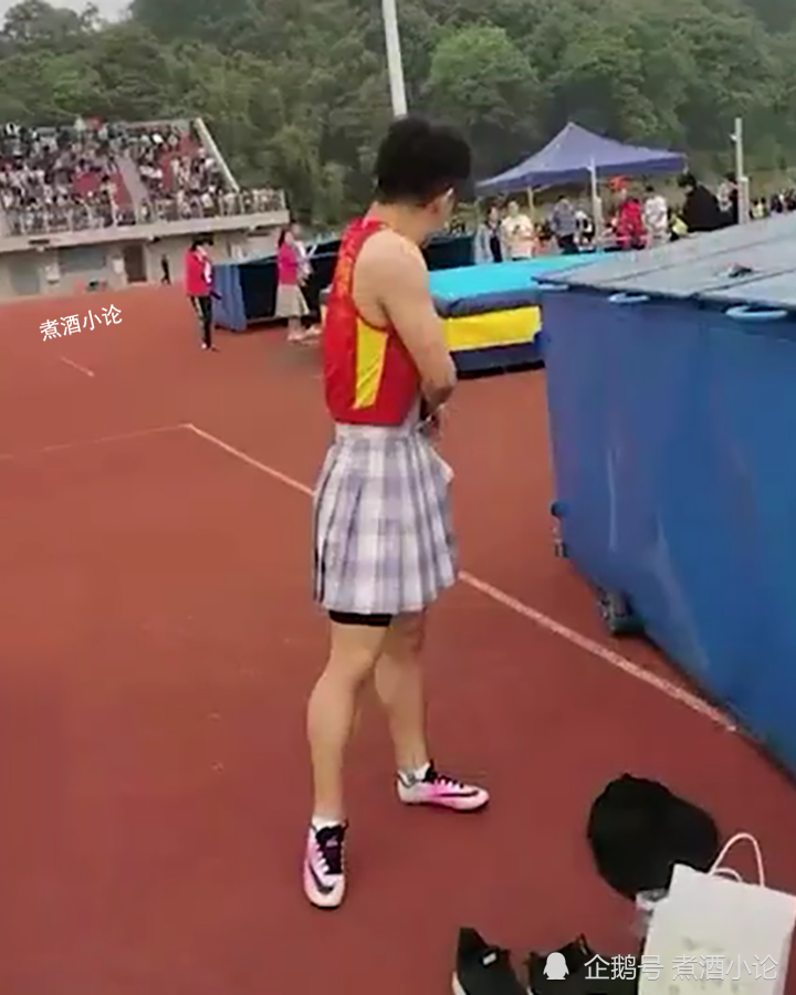 高校男生穿短裙跑200米:就是玩(图2)