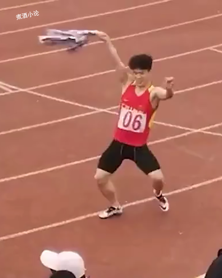 高校男生穿短裙跑200米:就是玩(图3)