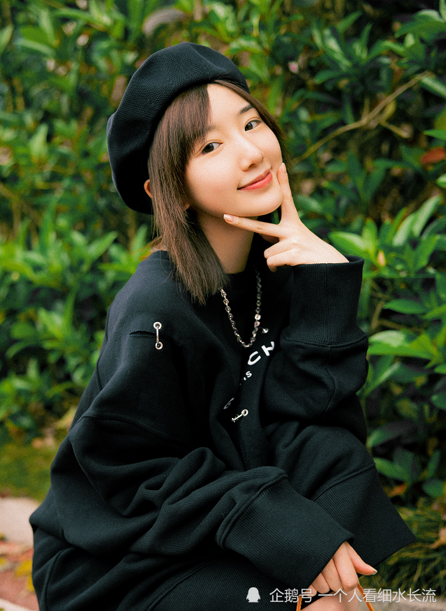 毛晓彤素颜去踏青穿毛衫玩下衣失踪看清腿型这谁顶得住