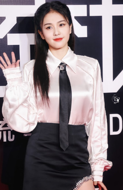 白鹿身材才是被低估了穿开叉裙走红毯上围夸张p图师无从下手