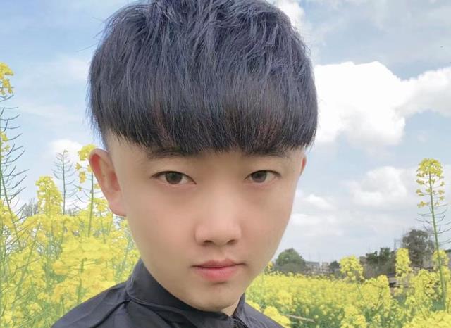 四川可乐是一个勤奋的主播,每天直播两场,中间帮忙带货点关注,直播间