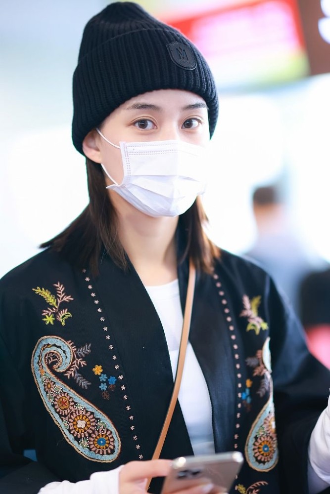 赌王千金何超莲机场展复古民族风戴毛线帽喝酸奶变养生宝宝