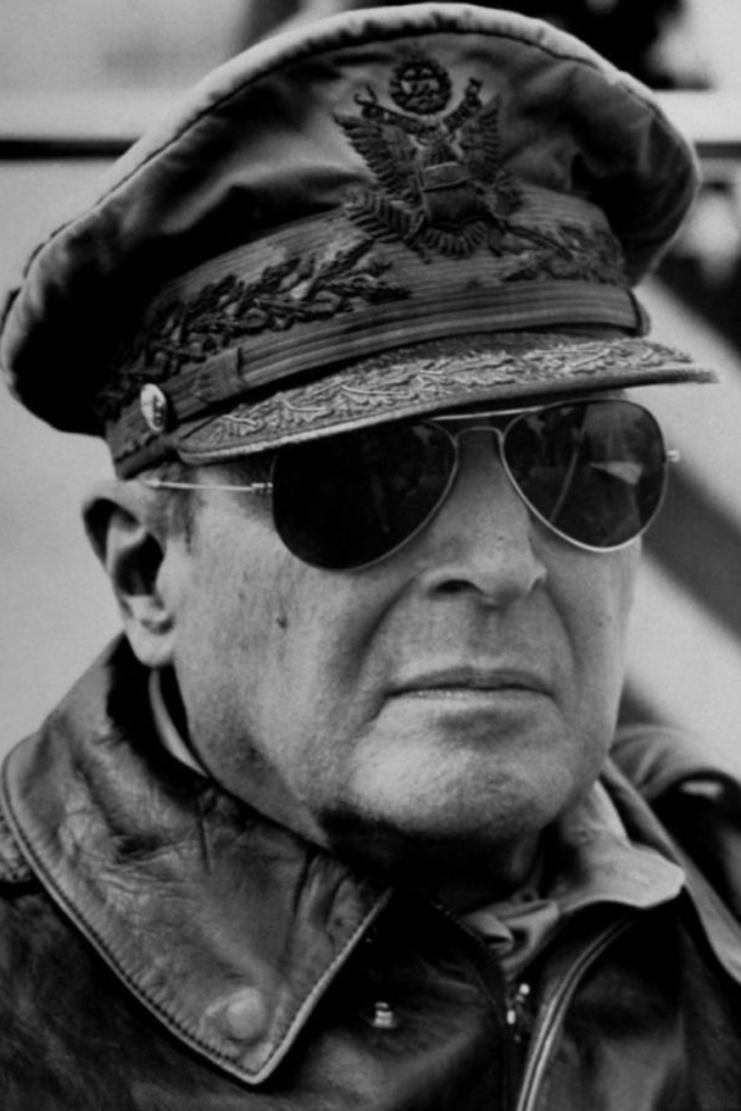 美国五星上将麦克阿瑟,谁要想跟中国陆军打仗,那他简直就是有病