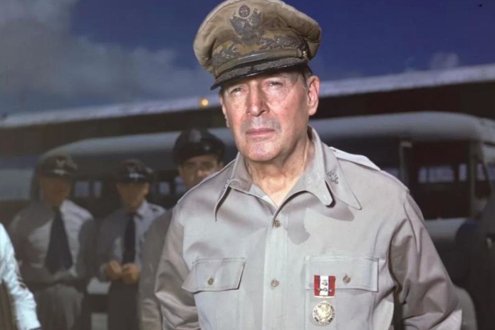 1944年,他被美国授予五星上将军衔,还在战后成为了驻日盟军的最高司令