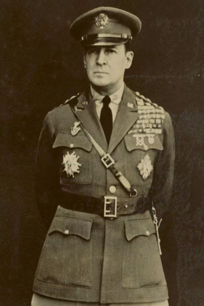 美国五星上将麦克阿瑟,谁要想跟中国陆军打仗,那他简直就是有病