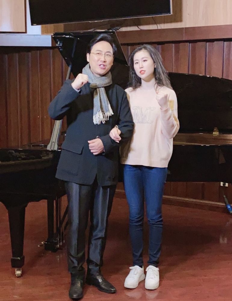 廖昌永突发腰疼难受到站不起来不忘叮嘱让女儿独自演唱