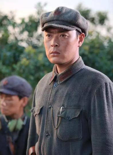 还记得亮剑中的魏和尚吗?多次自杀未遂,拍戏炸瞎双眼,今怎样了