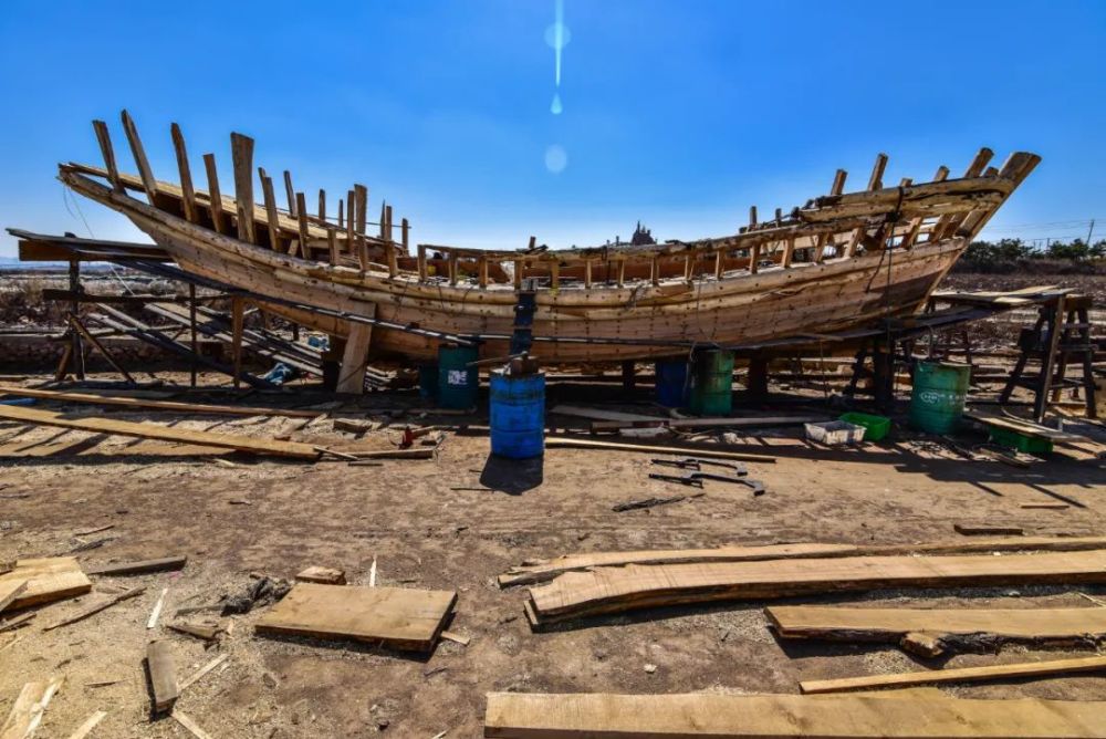 探访青岛唯一的一家纯手工木船厂,这祖传的技艺还能传承多久_腾讯新闻