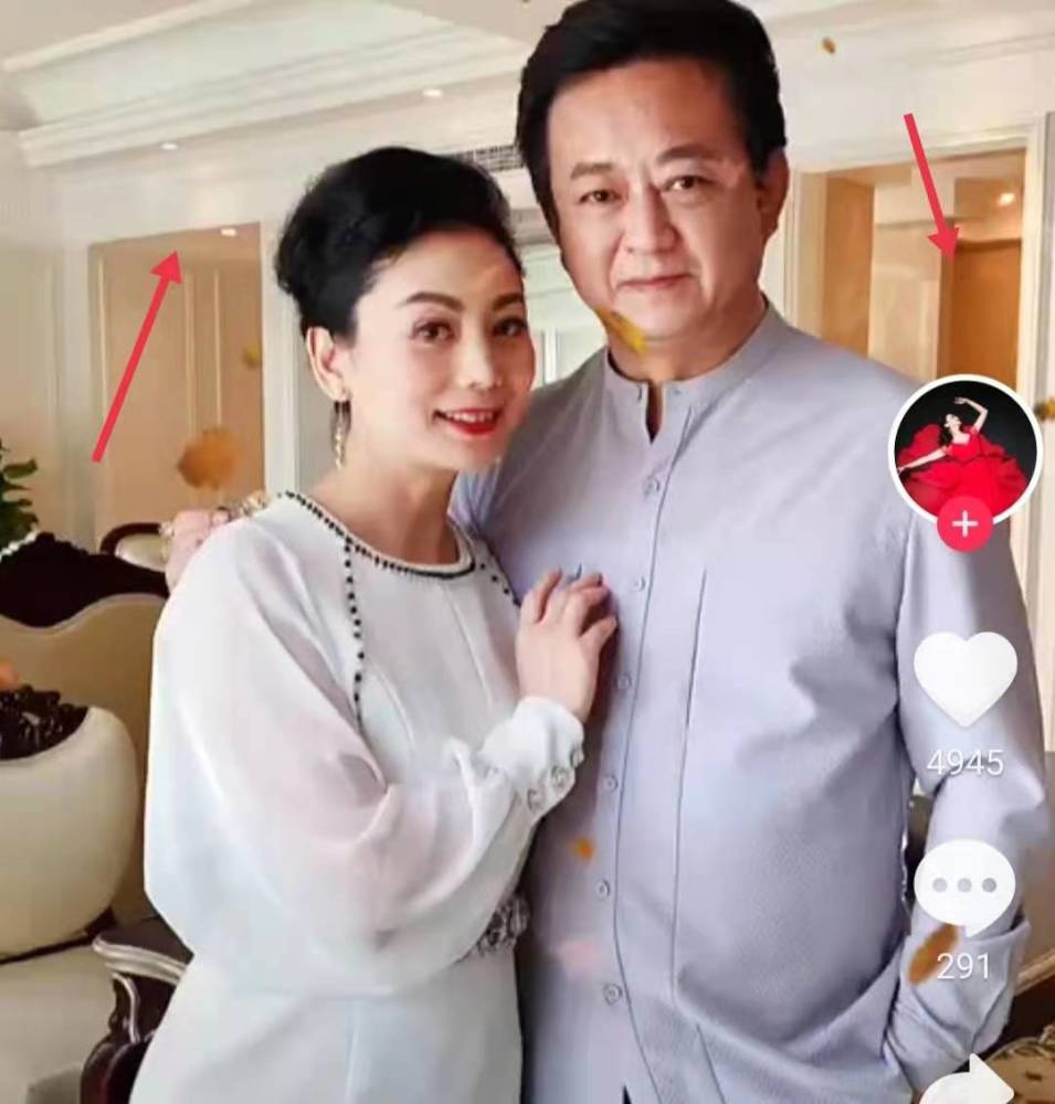 照片中可以很明显看到,房间非常开阔,吊顶石膏板的装修大气简洁,颇有