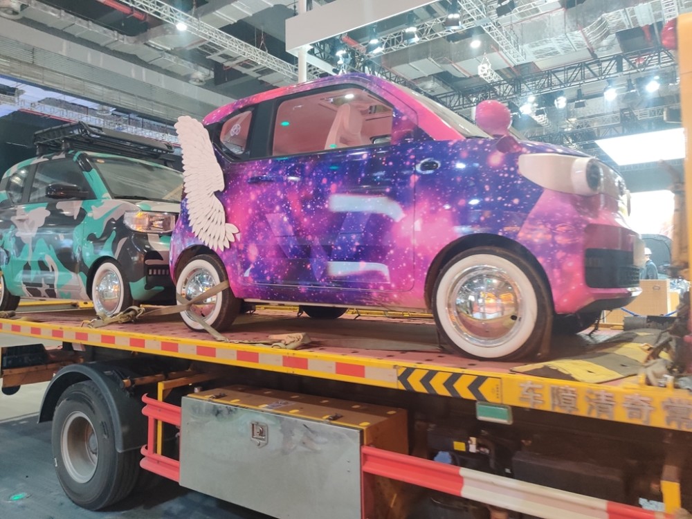 五菱宏光miniev涂装版亮相上海车展