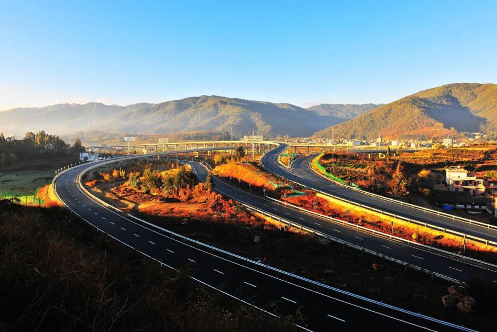 沿着高速看中国连获大奖的最美高速公路云南大丽高速