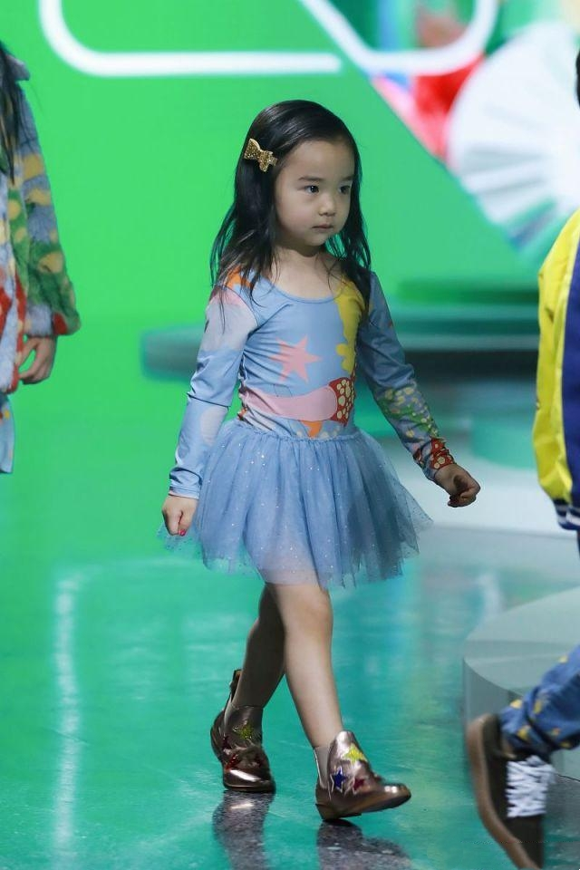 甜馨要出道t台首秀化浓妆红唇太成熟鞋子太大走路变顺拐