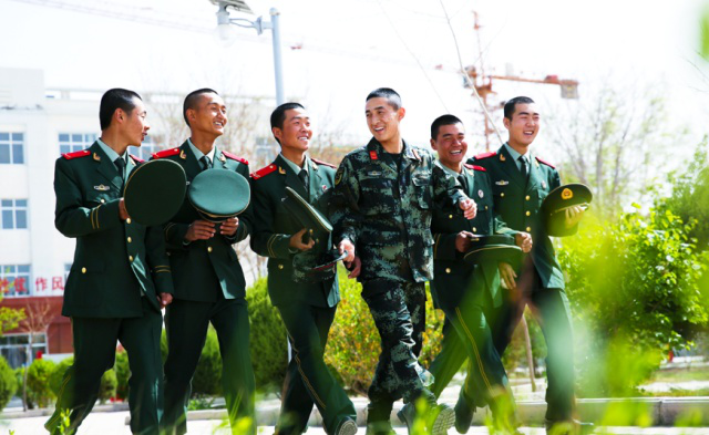 部队允许军人穿军装外出为何还有很多老兵坚持穿便装出军营呢