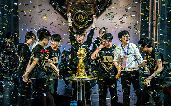 可惜捧杯照片中的五人如今只有辅助ming和转型上单的xiaohu仍在坚守